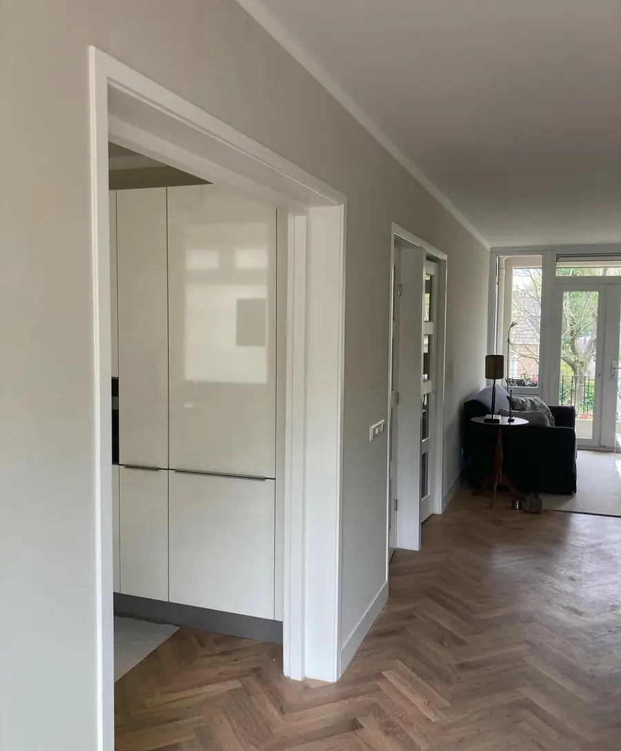 Geschilderde hal en keuken