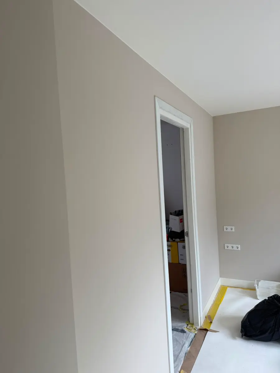 Geschilderde muur met airco