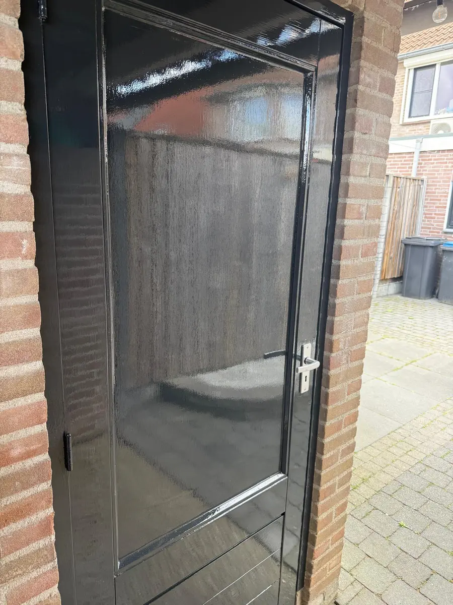 Gespoten buitendeur